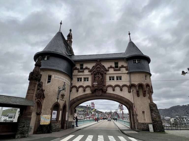 …zum berühmten „Brückentor“ in Trarbach
